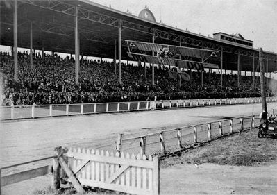 Ruth Law racing at the 1918 Canadian National Exhibition.
Ruth Law racing at the 1918 Canadian National Exhibition.

Photo Credit: Canada Aviation and Space Museum 
http://www.aviation.technomuses.ca
Keywords: uth Law racing 918 Canadian National Exhibition