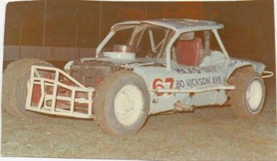 Howard Shaw's Corvair
Howard Shaw
Keywords: Kingston_Speedway Dirt_track Stock_car